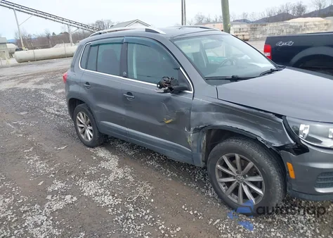 2017 Volkswagen Tiguan 2.0T Wolfsburg Edition z USA, uszkodzony, nr VIN WVGSV7AXXHK041875